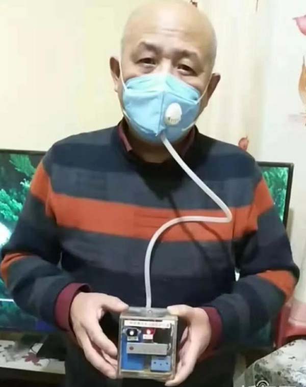 配備了空氣過濾器和擴(kuò)音裝置的防病毒口罩 配備了空氣過濾器和擴(kuò)音裝置的防病毒口罩